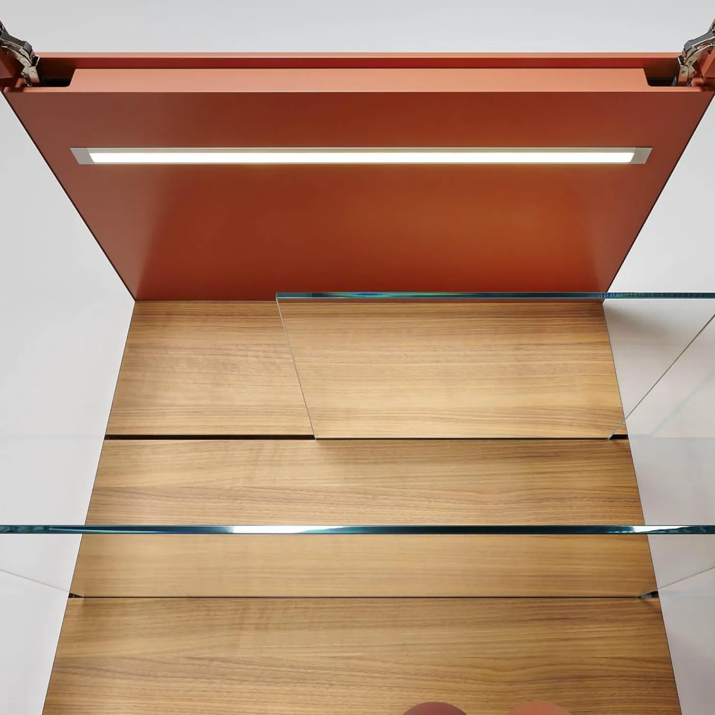 Vitrine Cube Light Lack Guave Mit Panel Nussbaum Natur Braun