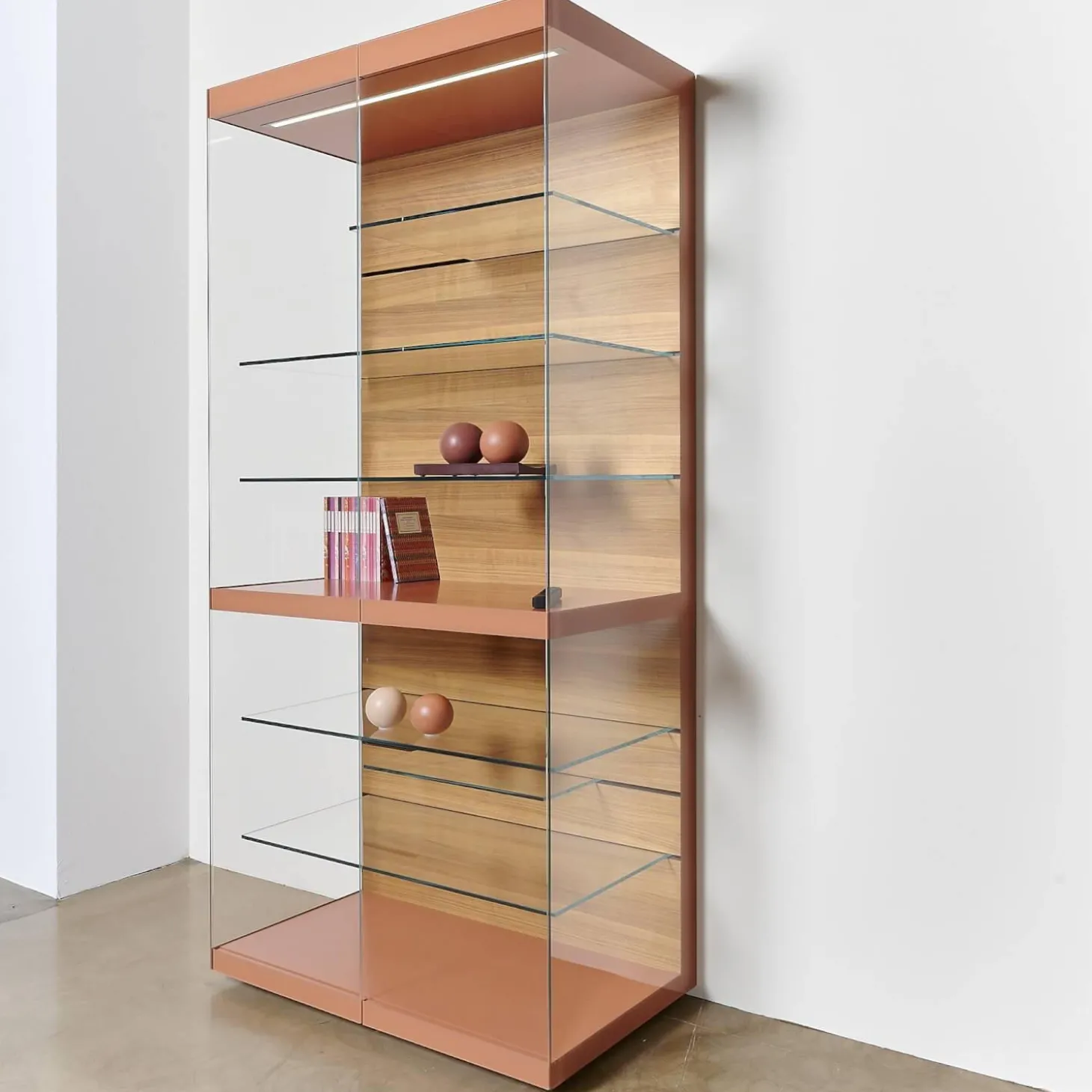 Vitrine Cube Light Lack Guave Mit Panel Nussbaum Natur Braun