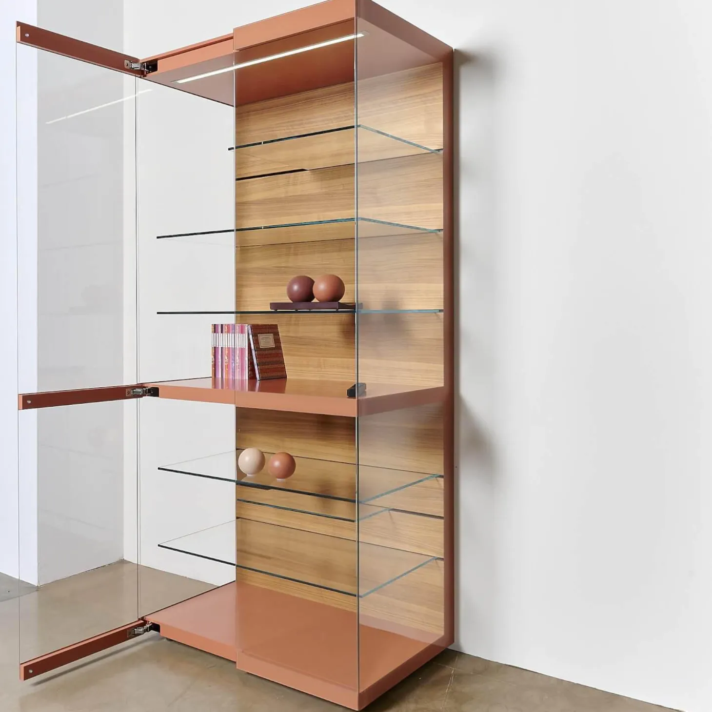 Vitrine Cube Light Lack Guave Mit Panel Nussbaum Natur Braun