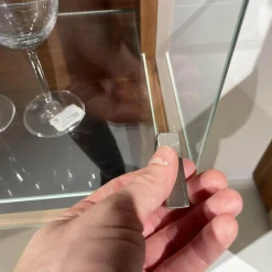 Vitrine Cubus Pure Nussbaum Naturöl Farbglas Kiesel Inklusive Glaskantenbeleuchtung