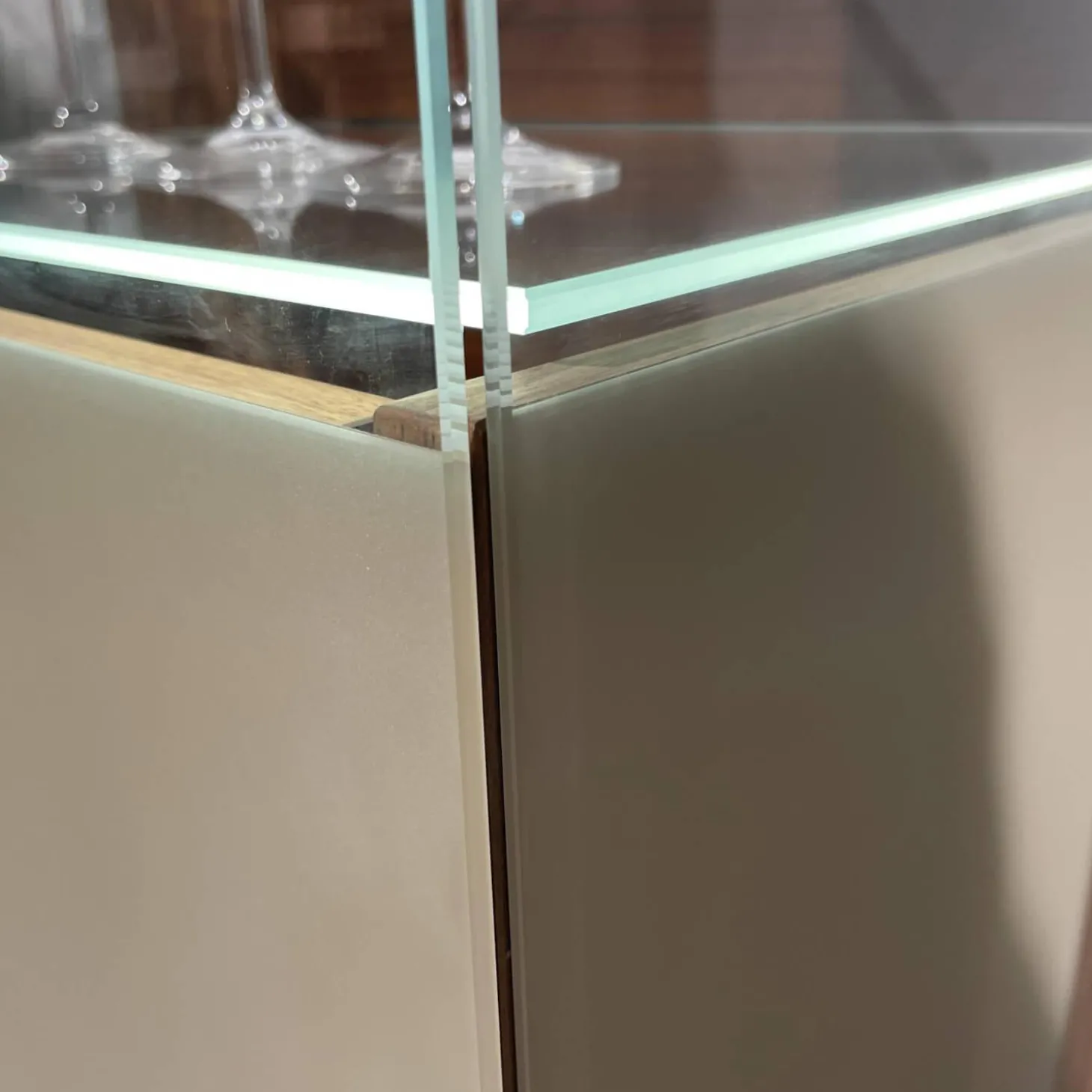 Vitrine Cubus Pure Nussbaum Naturöl Farbglas Kiesel Inklusive Glaskantenbeleuchtung