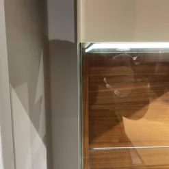 Vitrine Cubus Pure Nussbaum Naturöl Farbglas Kiesel Inklusive Glaskantenbeleuchtung