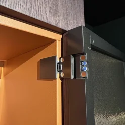 Vitrine Eracle Transparentes Glas mit bronziertem Metalleinsatz Belegung Außen Eiche Grau