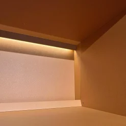 Vitrine Eracle Transparentes Glas mit bronziertem Metalleinsatz Belegung Außen Eiche Grau