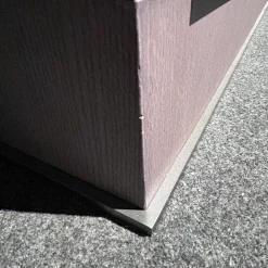 Vitrine Eracle Transparentes Glas mit bronziertem Metalleinsatz Belegung Außen Eiche Grau