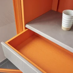 Vitrine Hampton Eiche Massiv Geölt Offenporig Lackiert In Pantone Orange Tür Klarglas Mit Ledergriffen