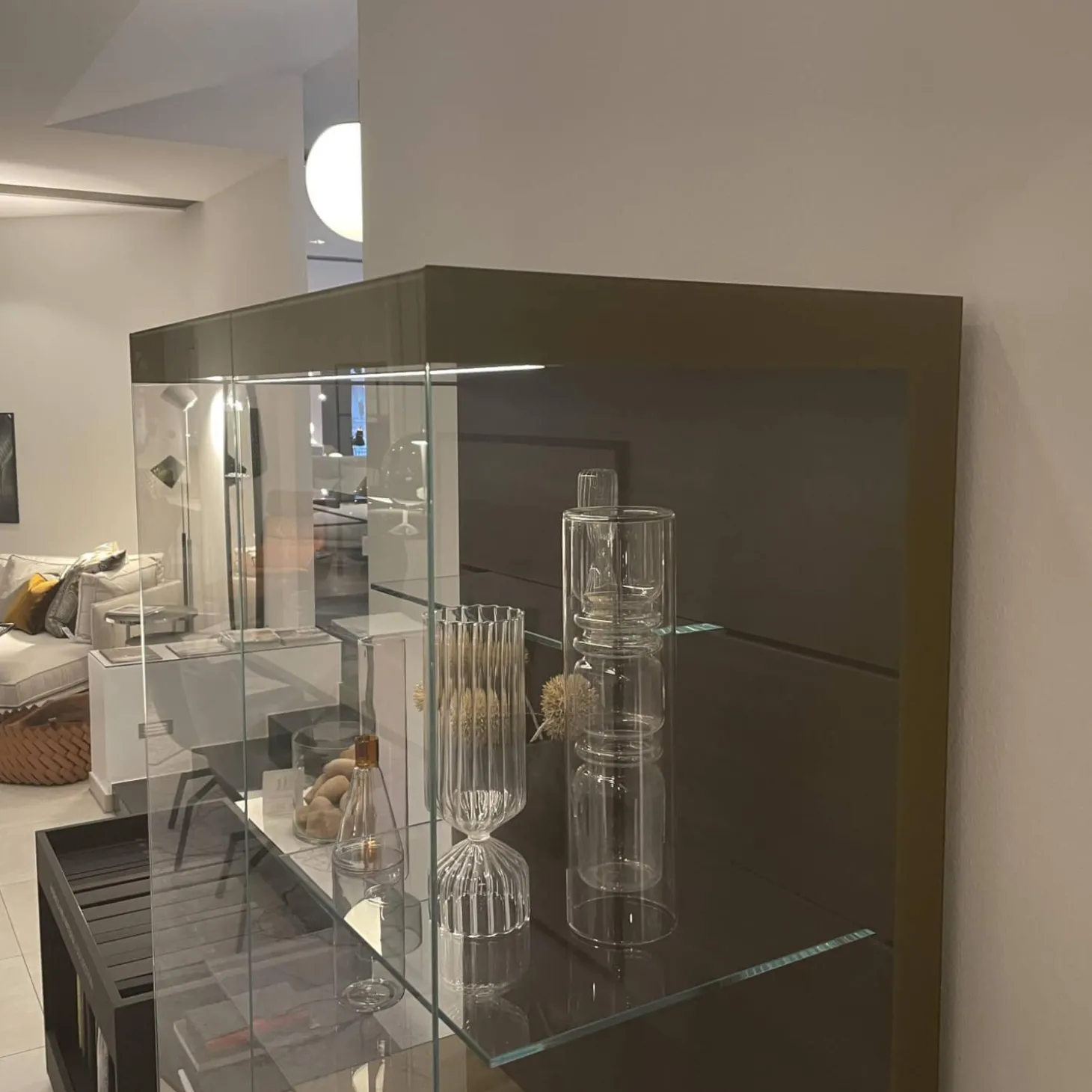 Vitrine Just Cube Light mit Beleuchtung Korpus Lack Rückwand Eucalyptus 5 Glasböden und Abdeckplatte