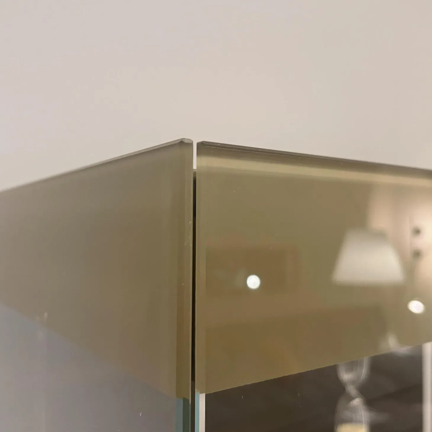 Vitrine Just Cube Light mit Beleuchtung Korpus Lack Rückwand Eucalyptus 5 Glasböden und Abdeckplatte