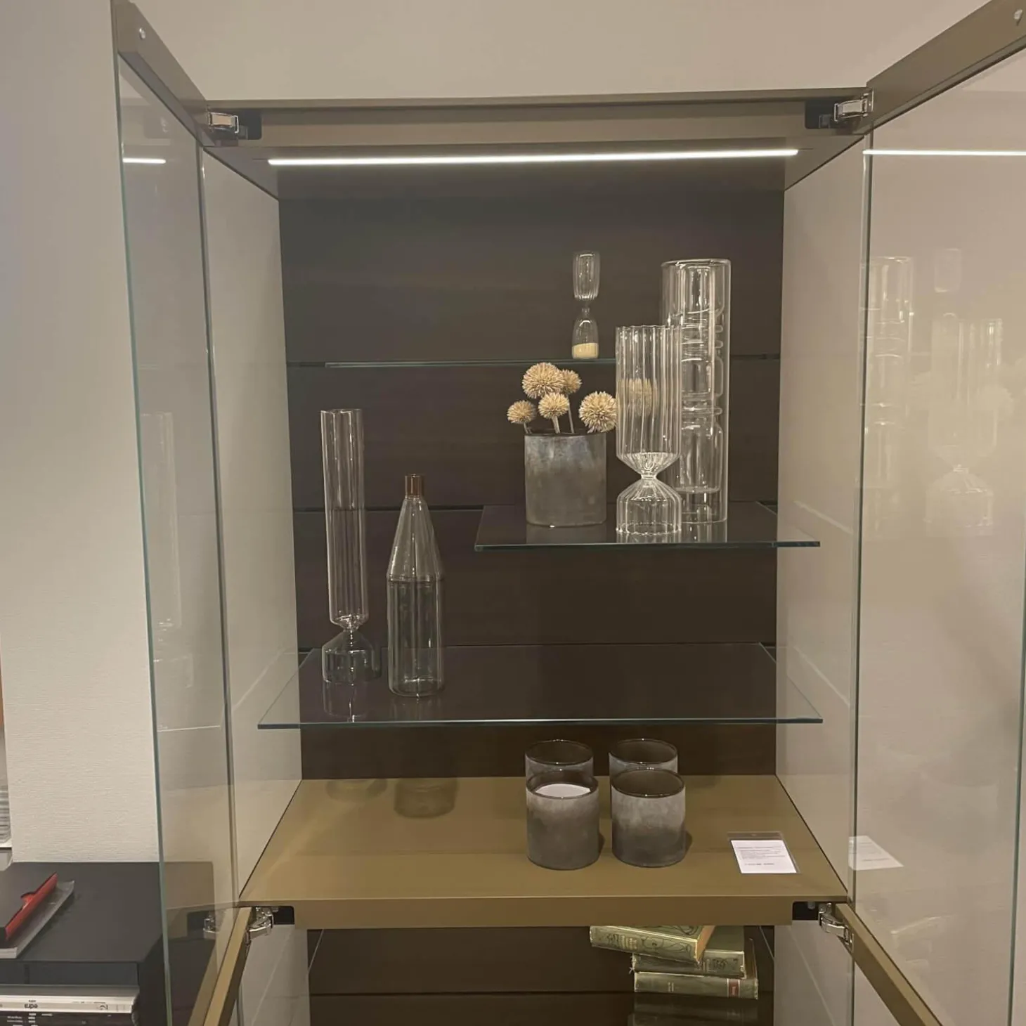 Vitrine Just Cube Light mit Beleuchtung Korpus Lack Rückwand Eucalyptus 5 Glasböden und Abdeckplatte