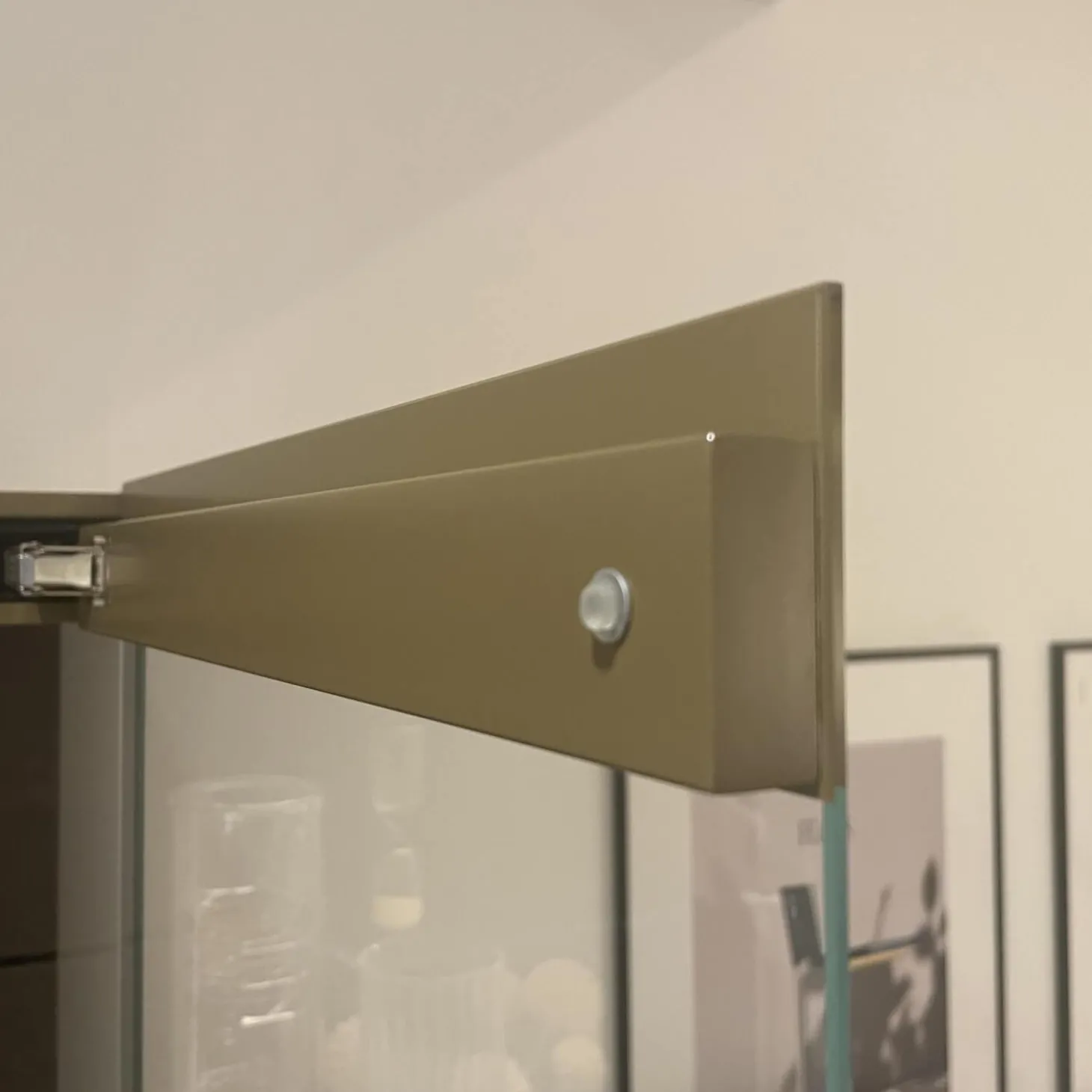 Vitrine Just Cube Light mit Beleuchtung Korpus Lack Rückwand Eucalyptus 5 Glasböden und Abdeckplatte