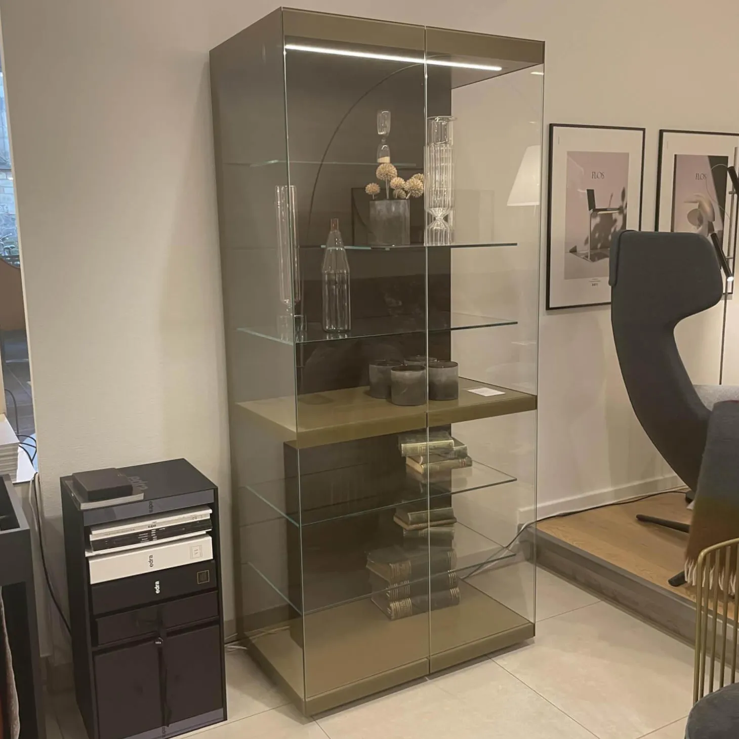 Vitrine Just Cube Light mit Beleuchtung Korpus Lack Rückwand Eucalyptus 5 Glasböden und Abdeckplatte