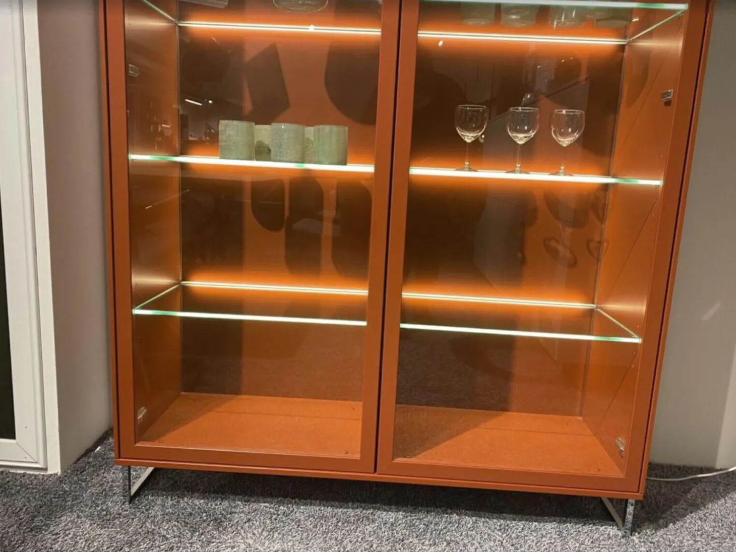 Vitrine Kara Frame Lack Hocglanz Ziegelrot Orange Kufen Edelstahloptik Mit Beleuchtung