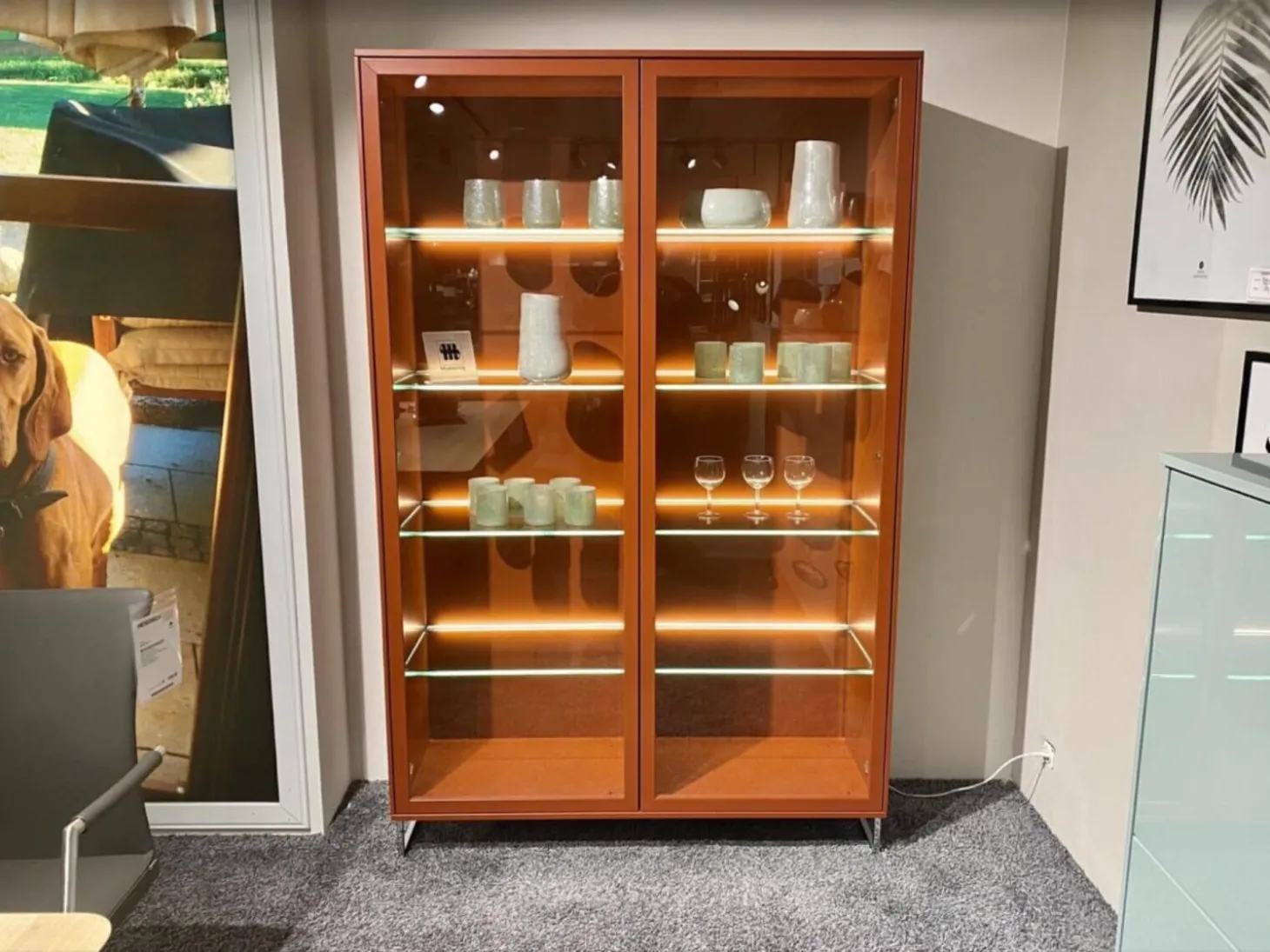 Vitrine Kara Frame Lack Hocglanz Ziegelrot Orange Kufen Edelstahloptik Mit Beleuchtung