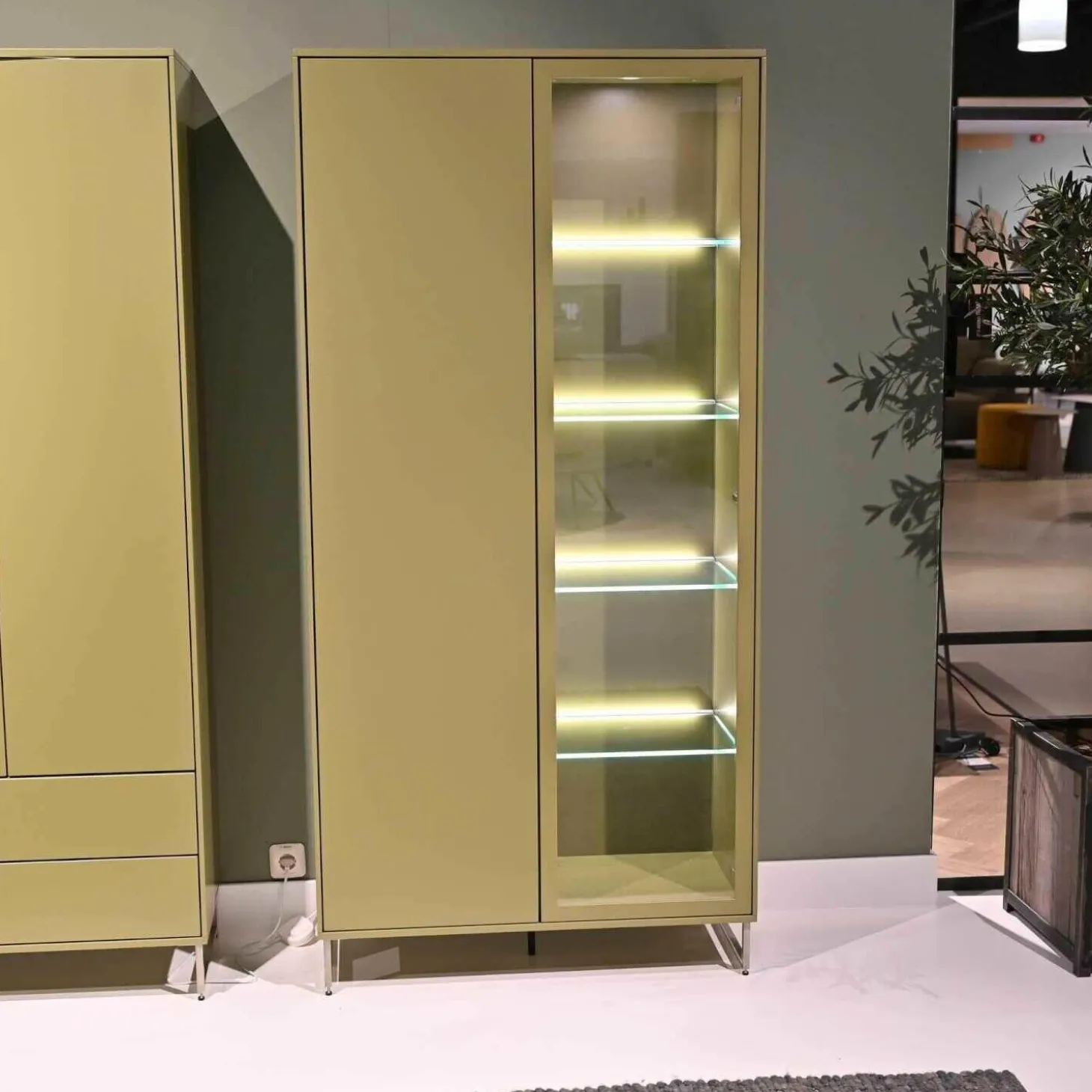 Vitrine Kara Frame Lack Tundra Matt Fuß Edelstahl Mit LED Beleuchtung