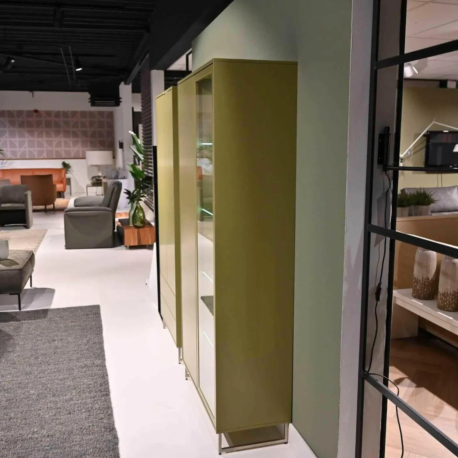 Vitrine Kara Frame Lack Tundra Matt Fuß Edelstahl Mit LED Beleuchtung