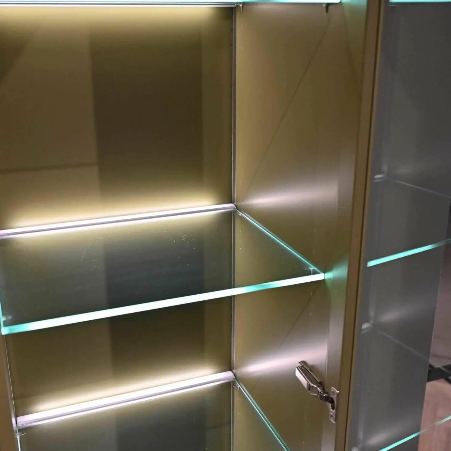 Vitrine Kara Frame Lack Tundra Matt Fuß Edelstahl Mit LED Beleuchtung