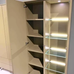 Vitrine Kara Frame Lack Tundra Matt Fuß Edelstahl Mit LED Beleuchtung