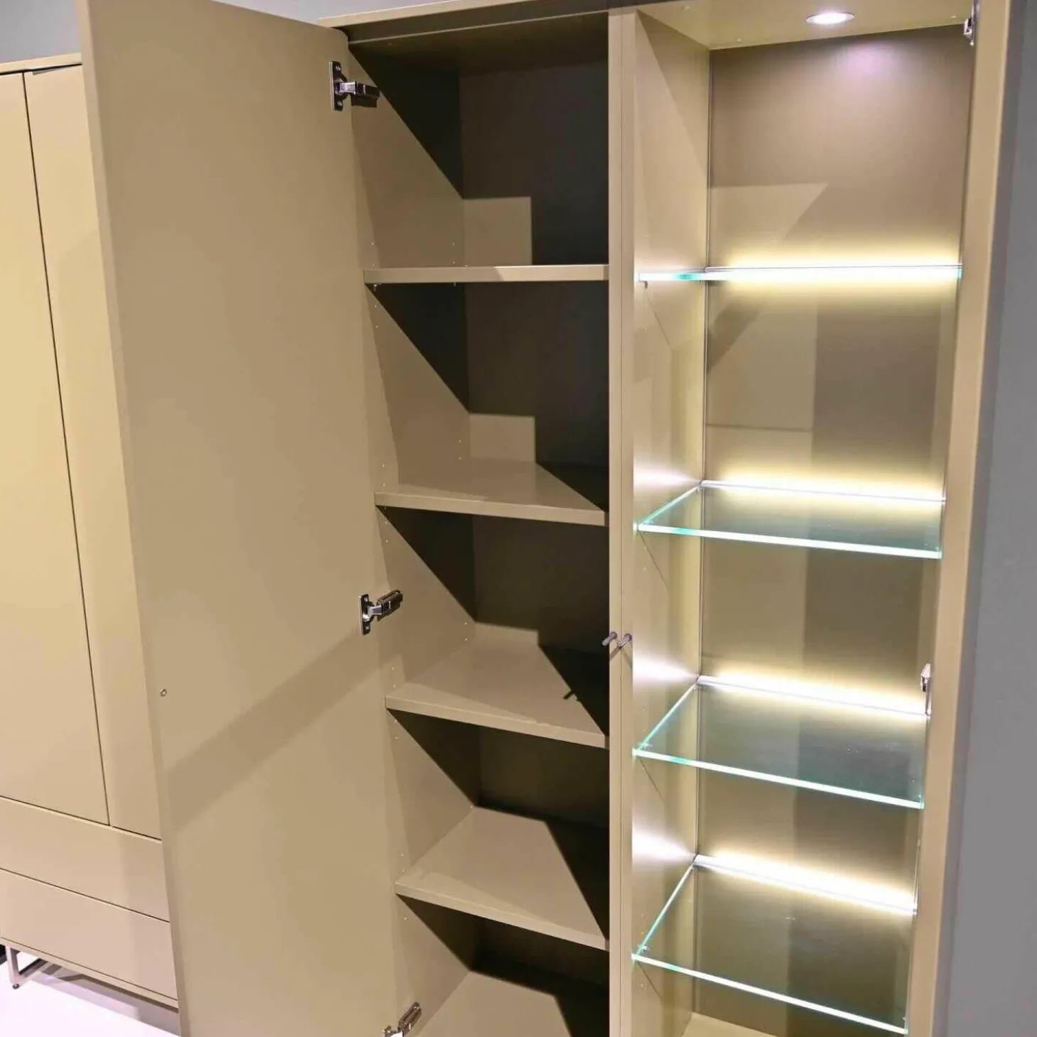 Vitrine Kara Frame Lack Tundra Matt Fuß Edelstahl Mit LED Beleuchtung