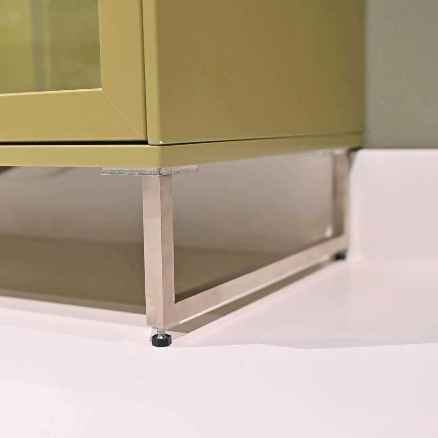 Vitrine Kara Frame Lack Tundra Matt Fuß Edelstahl Mit LED Beleuchtung