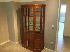 Vitrine Levin Kirschbaum Hell Lackiert Beschläge Messing Poliert