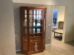 Vitrine Levin Kirschbaum Hell Lackiert Beschläge Messing Poliert