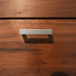 Vitrine Massivholz Türen Oben Glas In Metallrahmen Griffe Silber