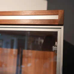 Vitrine Massivholz Türen Oben Glas In Metallrahmen Griffe Silber