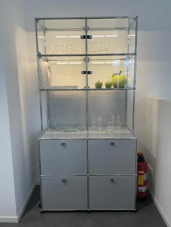 Vitrine Mattsilber mit Glas