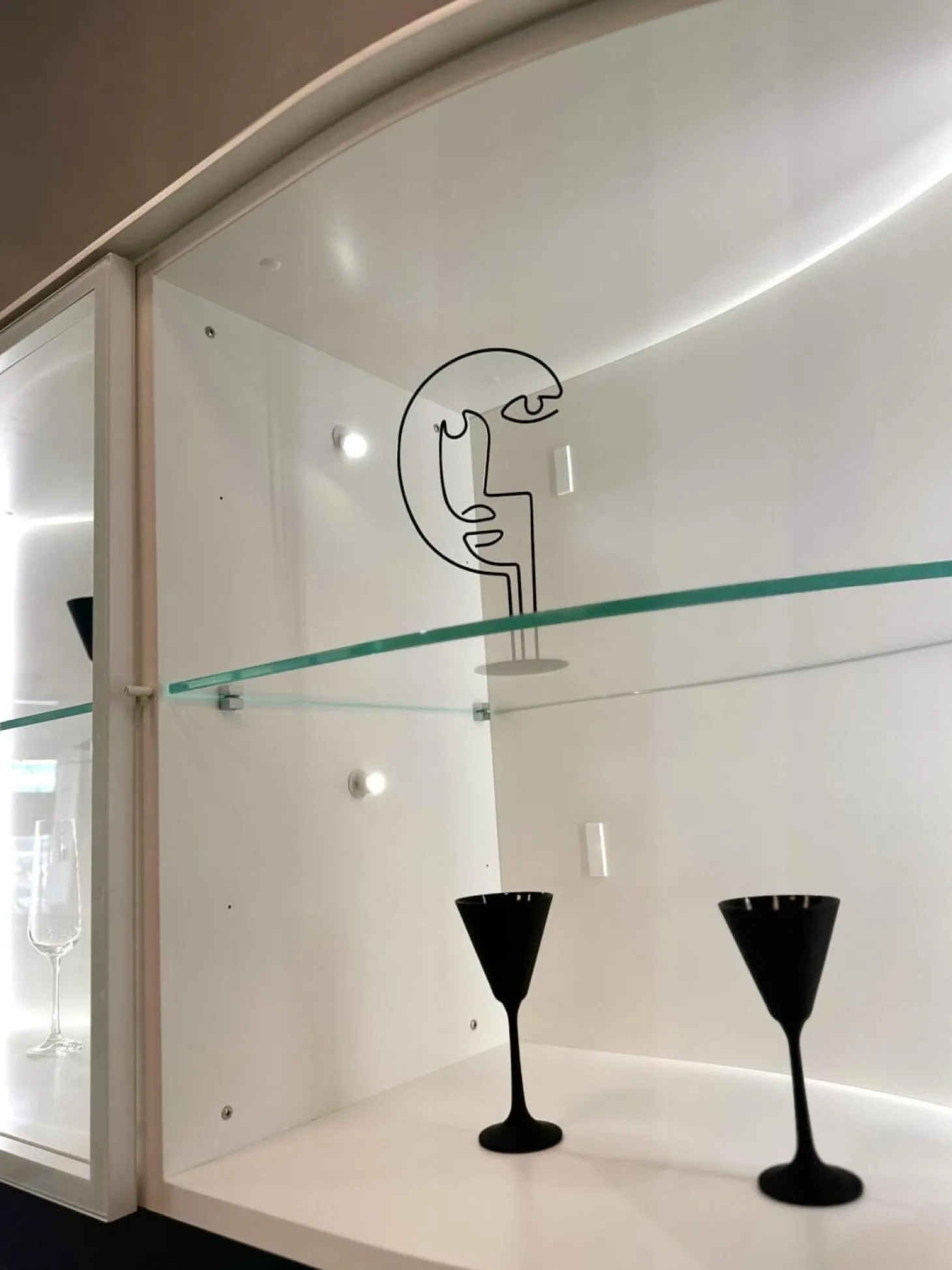 Vitrine Navis Pure Weiß Lack mit Hängeelement