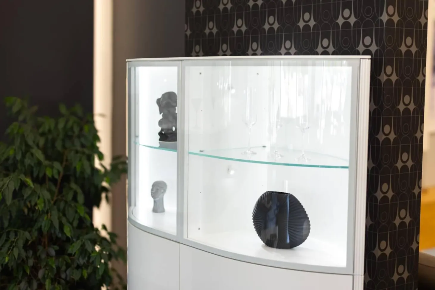 Vitrine Navis Pure Weiß Lack mit Hängeelement