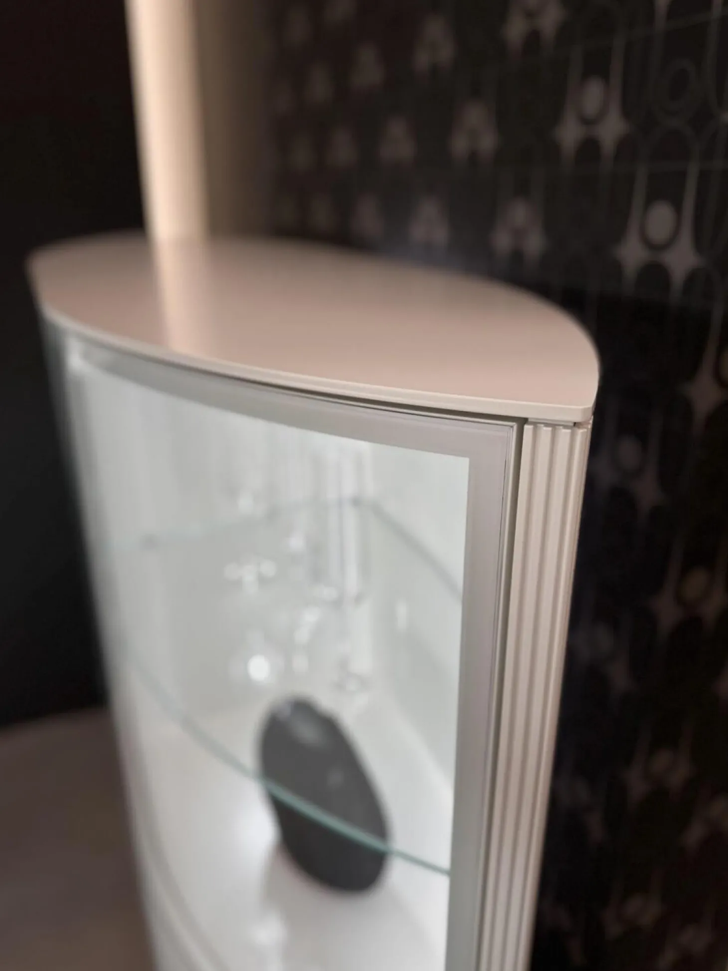 Vitrine Navis Pure Weiß Lack mit Hängeelement