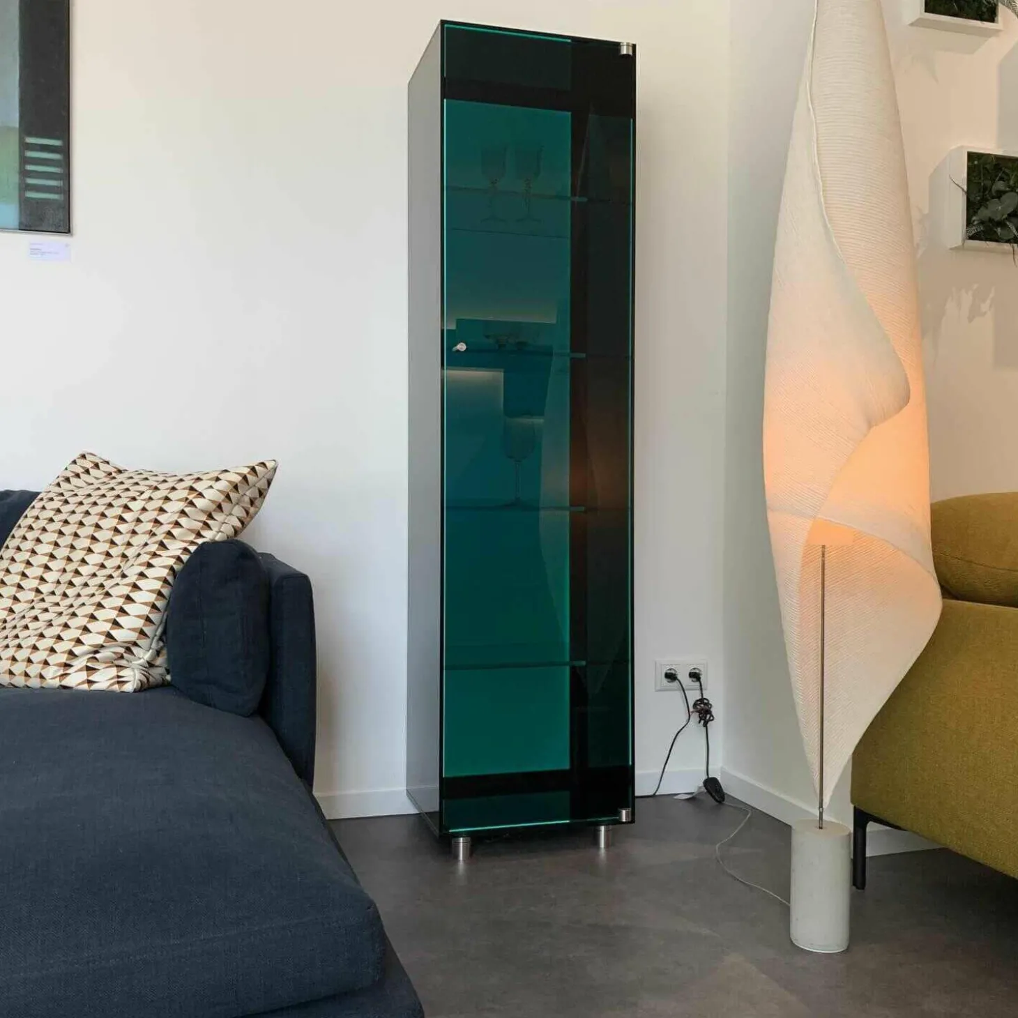 Vitrine Solus Black Light Optiwhite Dark Grey mit Farbwechsel Beleuchtung