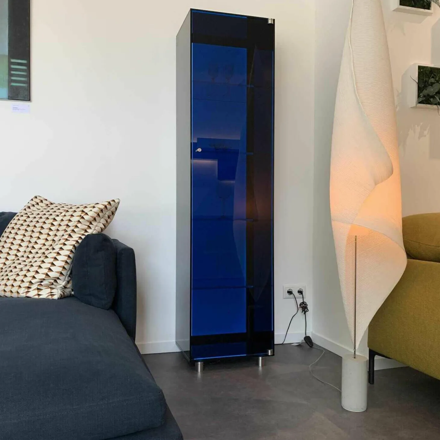 Vitrine Solus Black Light Optiwhite Dark Grey mit Farbwechsel Beleuchtung