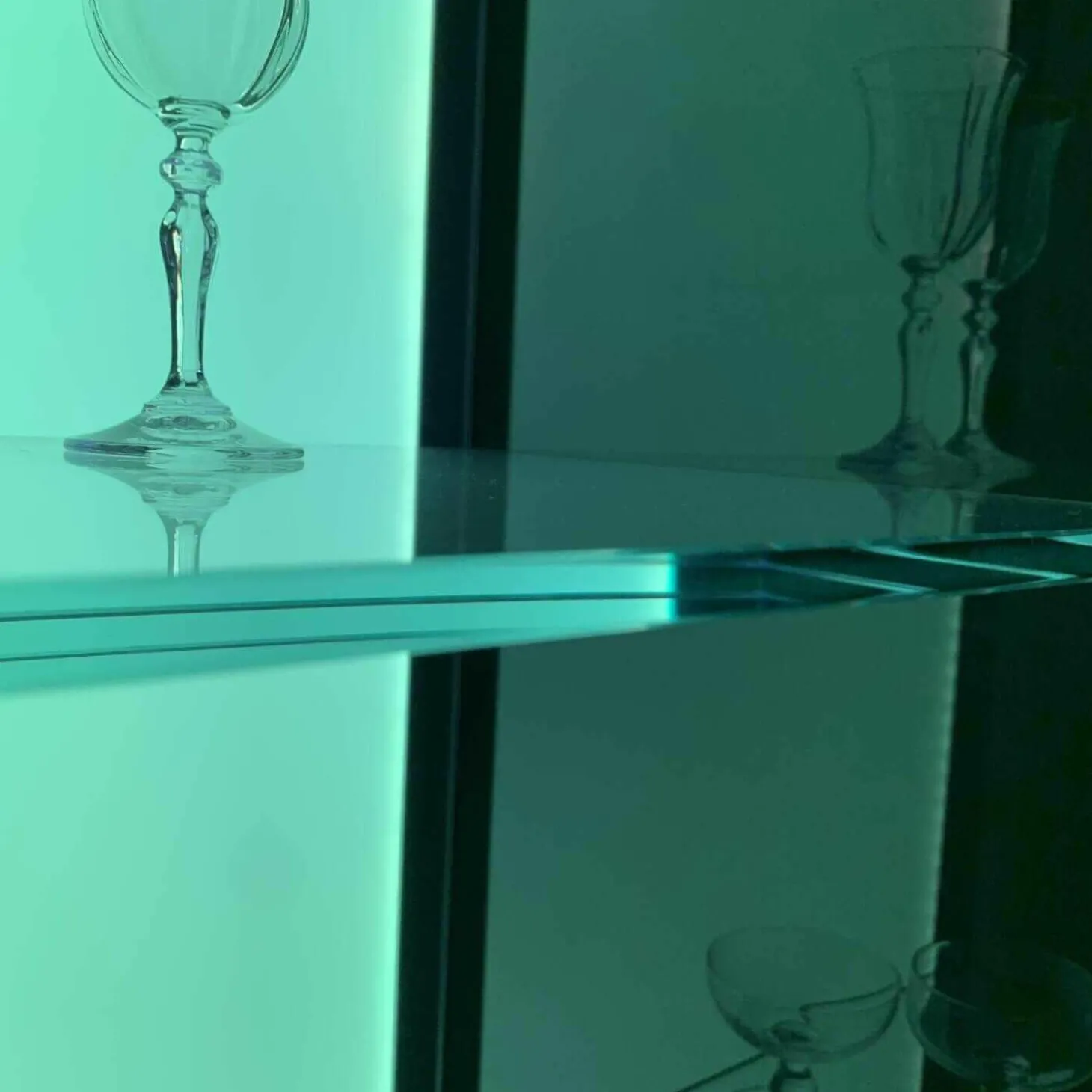 Vitrine Solus Black Light Optiwhite Dark Grey mit Farbwechsel Beleuchtung