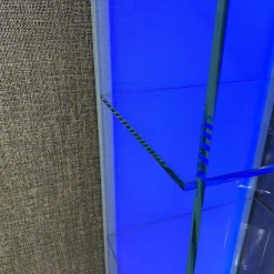 Vitrine Solus In Optiwhite Klar Verschweißt Türknopf Und Stellfüße Aus Edelstahl Mit Beleuchtung