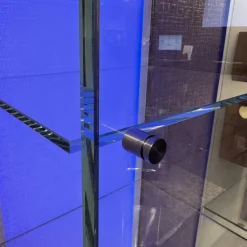 Vitrine Solus In Optiwhite Klar Verschweißt Türknopf Und Stellfüße Aus Edelstahl Mit Beleuchtung