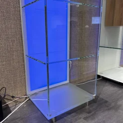Vitrine Solus In Optiwhite Klar Verschweißt Türknopf Und Stellfüße Aus Edelstahl Mit Beleuchtung