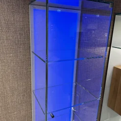 Vitrine Solus In Optiwhite Klar Verschweißt Türknopf Und Stellfüße Aus Edelstahl Mit Beleuchtung