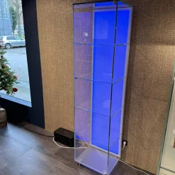 Vitrine Solus In Optiwhite Klar Verschweißt Türknopf Und Stellfüße Aus Edelstahl Mit Beleuchtung