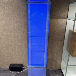 Vitrine Solus In Optiwhite Klar Verschweißt Türknopf Und Stellfüße Aus Edelstahl Mit Beleuchtung