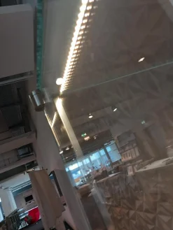 Vitrine Solus LED Line Glas Korpus Optiwhite Weiss Böden Und Rückwand Samtcolor Lackiert 9010 ReinweissKlar Mit Beleuchtung Ohne Dekoratio