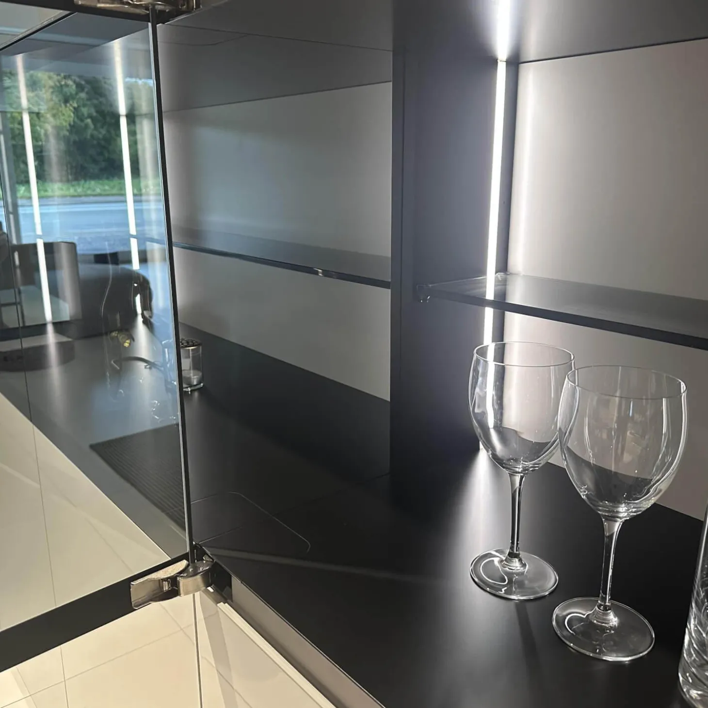 Vitrine Soma Türen Grauglas Schwarz Korpus Lack Steingrau Grau