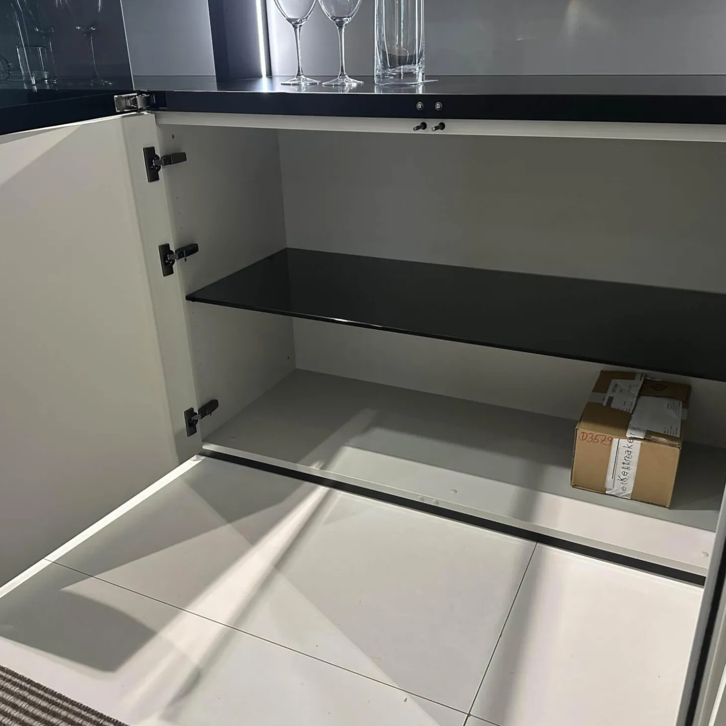 Vitrine Soma Türen Grauglas Schwarz Korpus Lack Steingrau Grau