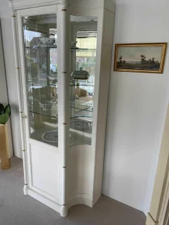 Vitrine Strichlack Creme mit Messingapplikationen Facettenglas Gebogen