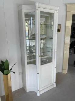 Vitrine Strichlack Creme mit Messingapplikationen Facettenglas Gebogen