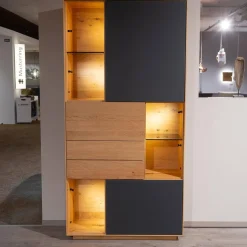 Vitrine SY 772 Puro Syle Asteiche Massiv Gebürstet Natur Geölt Farbglas Schwarzgrau Matt Mit Sockel Und Beleuchtung