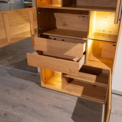 Vitrine SY 772 Puro Syle Asteiche Massiv Gebürstet Natur Geölt Farbglas Schwarzgrau Matt Mit Sockel Und Beleuchtung