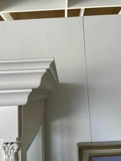 Vitrine T Schleiflack Creme mit Facettenglas und Beleuchtung