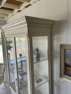 Vitrine T Schleiflack Creme mit Facettenglas und Beleuchtung