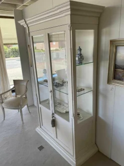 Vitrine T Schleiflack Creme mit Facettenglas und Beleuchtung